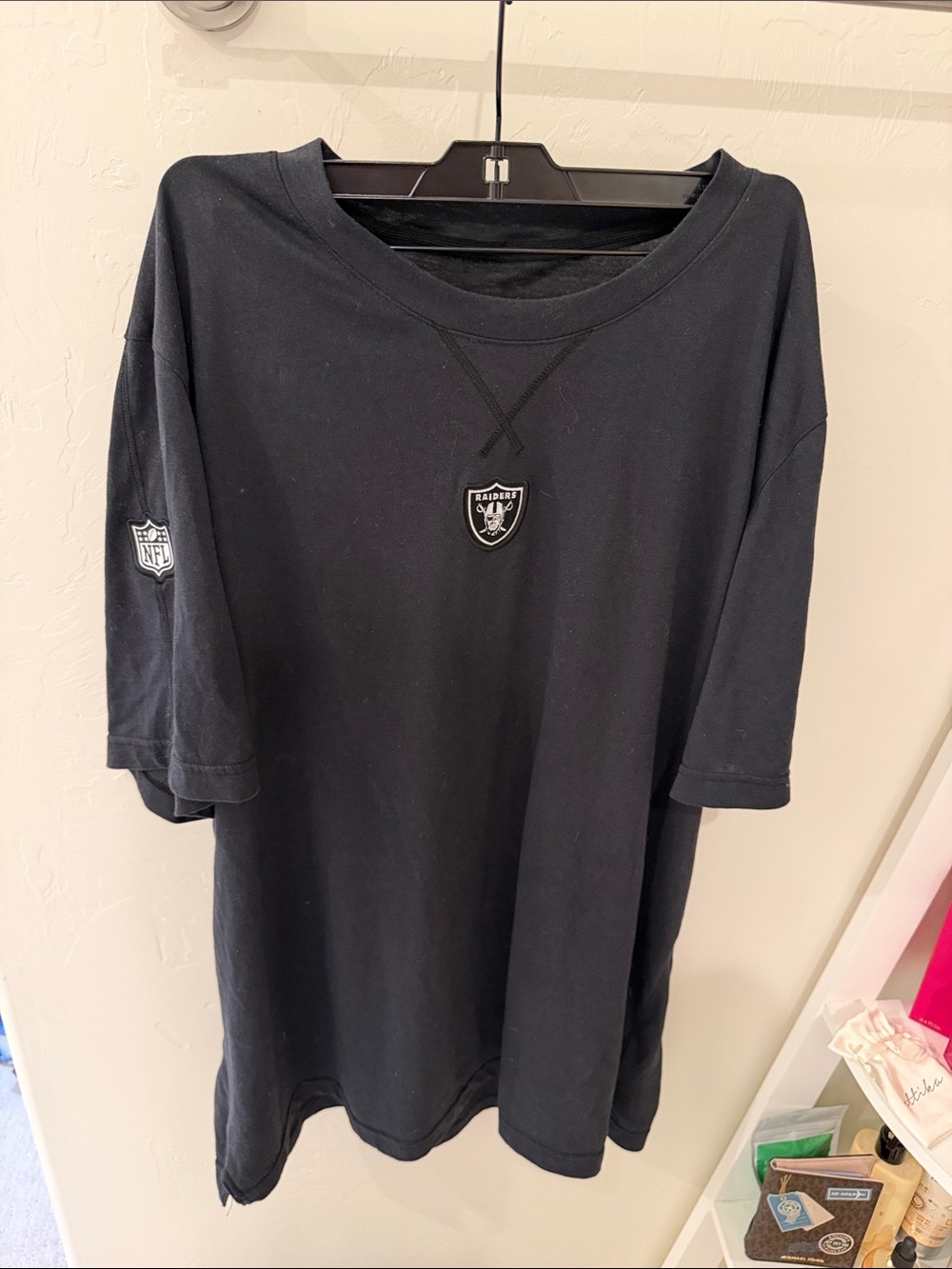 NFL Raiders Black Short-Sleeve Crew Neck Tee with Shield Logo